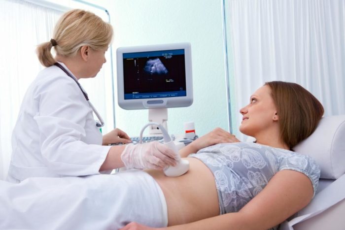 девушка на ранней стадии беременности проходит УЗИ