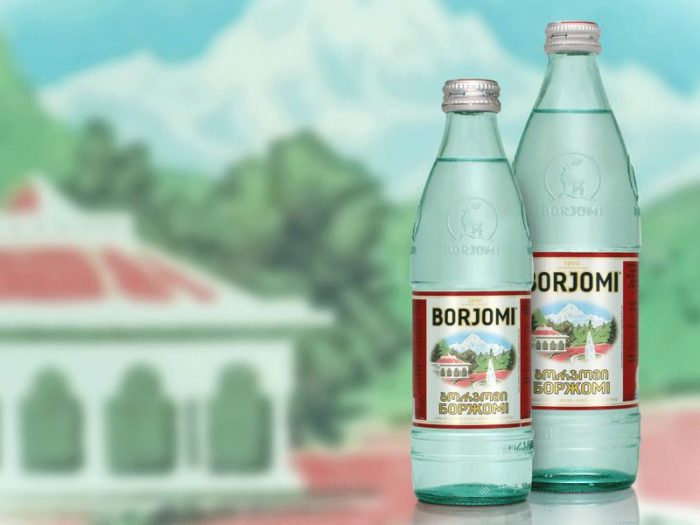 agua mineral alcalina Natural Borjomi - un medio eficaz para la inhalación a través de un nibulazer