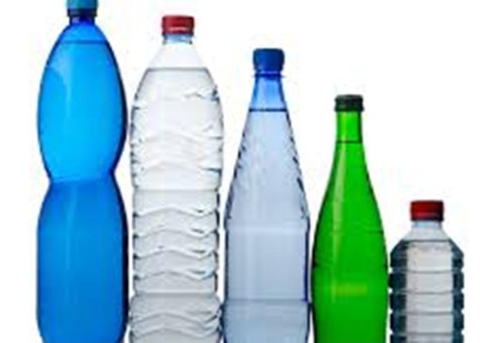 en serie flaskor med mineralvatten för att välja köparen