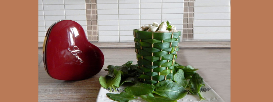 Schönes und originelles Design von Salaten für einen festlichen Tisch am 14. Februar