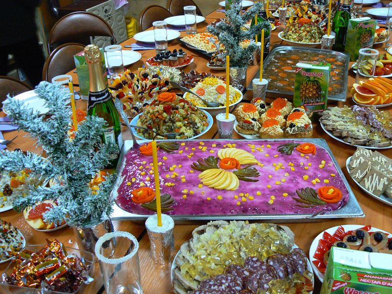 Schöne Dekoration der Salate des Neujahrs, Weihnachten, Hochzeit, Ostern auf dem festlichen Tisch, am 8. März, 14, 23. Februar, Jubiläum, Geburtstag: Ideen, Fotos
