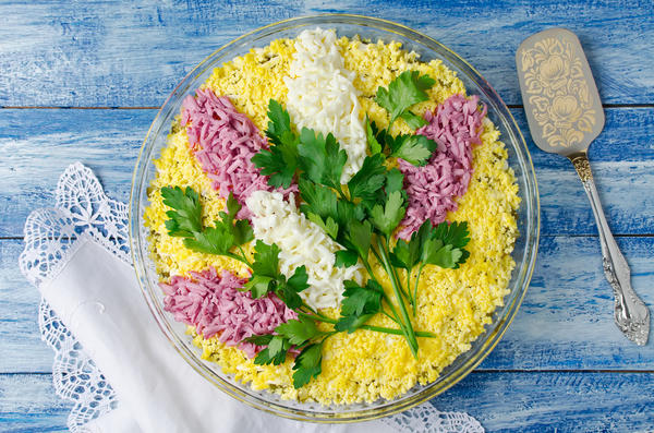 Belo design de saladas para uma mesa festiva em 8 de março