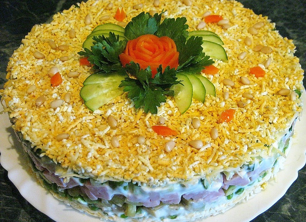 Köstlicher und schöner festlicher Salat-Puff: Rezept, Dekoration, Foto