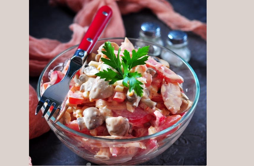 Salada festiva deliciosa e bonita com frango: receita, decoração, foto