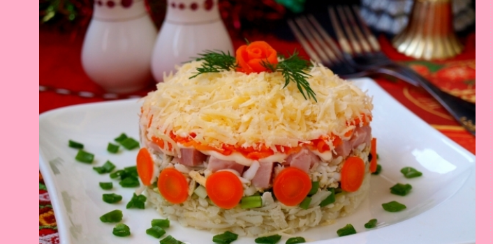 Νόστιμη και όμορφη εορταστική σαλάτα ζαμπόν: συνταγή, διακόσμηση, φωτογραφία