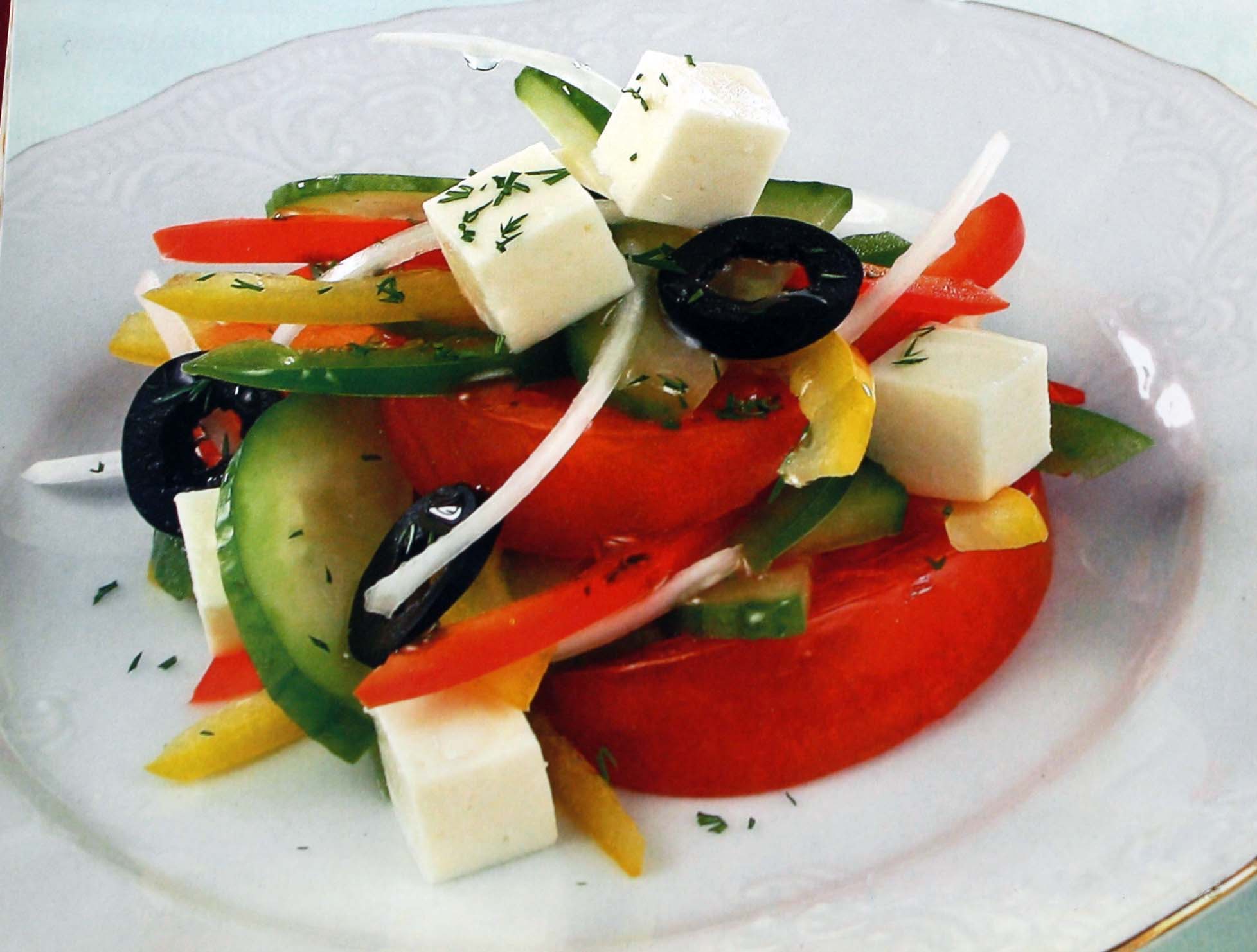 Gut aussehend festlich Salat auf festlich gedeckten Tisch: Rezept, Dekoration, Foto