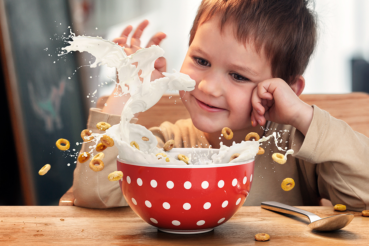 Ребенок ест продукты со слабительным эффектом