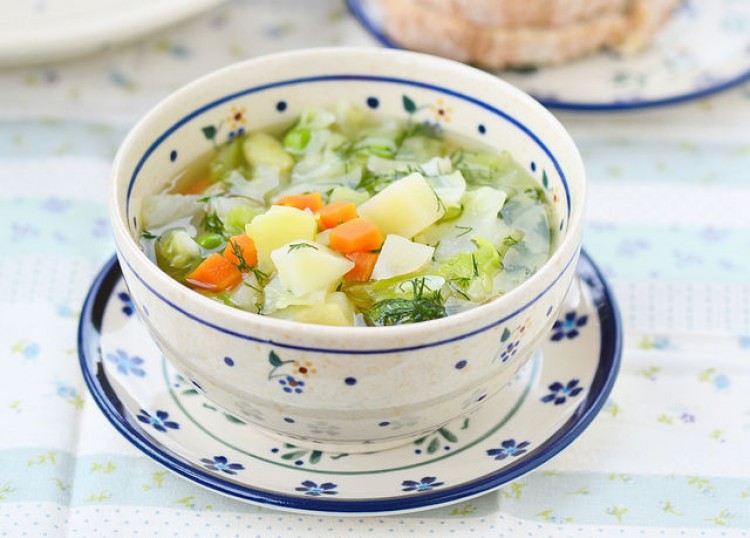 سوپ سبزیجات کودکان با سیب زمینی، کلم، هویج: دستور غذا در یک آشپزخانه آهسته
