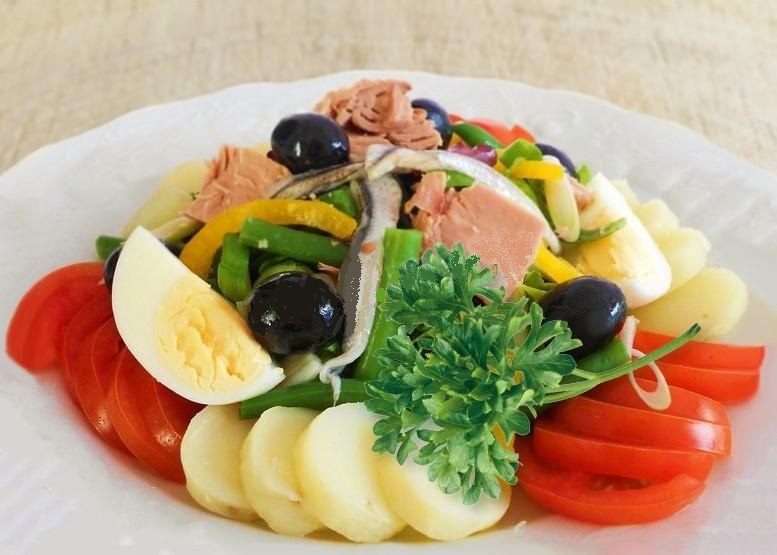 Köstlicher und schöner festlicher Salat ohne Mayonnaise: Rezept, Dekoration, Foto