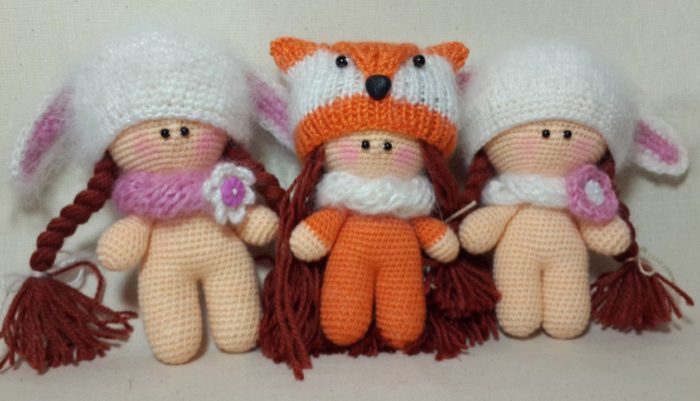три готовые куклы амигуруми, выполненные крючком