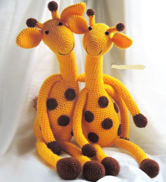 веселая пара связанных крбчком жирафов