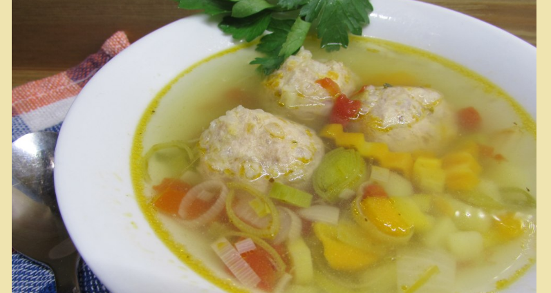 Sopa terapéutica de la sopa de cebolla con albóndigas de carne.