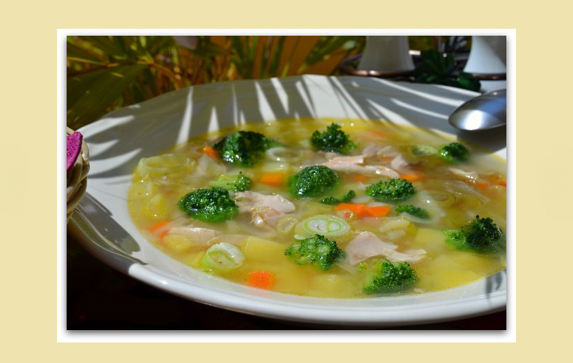 Sopa terapéutica de sopa de cebolla con brócoli.