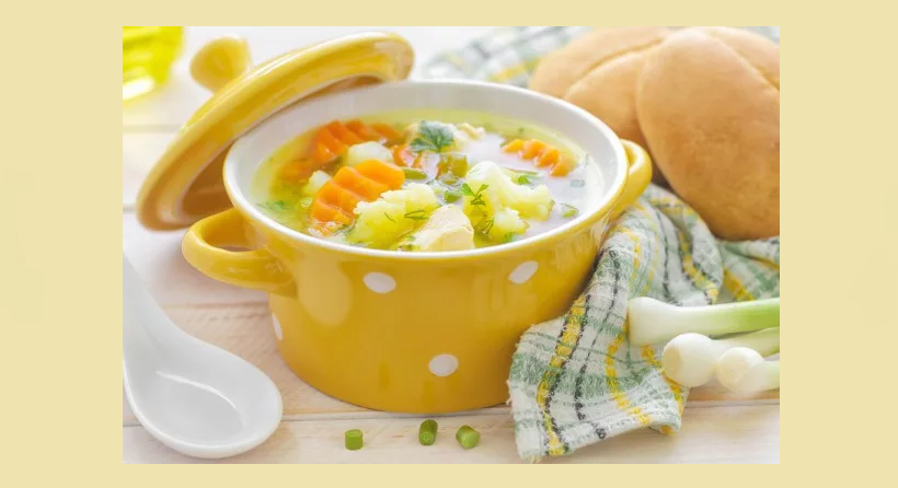 حساء علاجي من الخضروات القوس الصف، مع القرنبيط