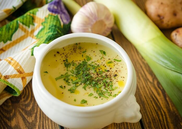 zuppa terapeutico di cipolla fila con patate