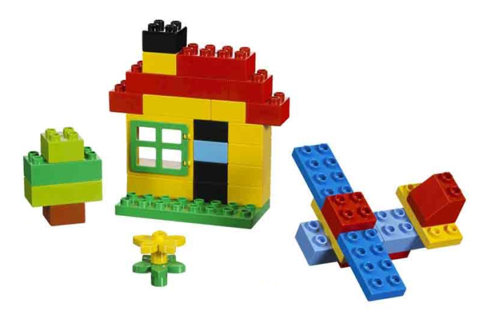 Простой плоский домик, построенный из блоков лего