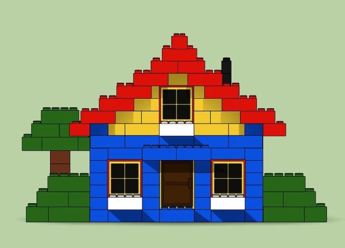 Простой плоский домик с мансардой, построенный из блоков лего