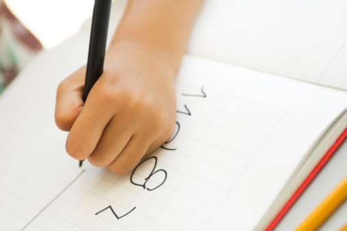 Переучивание леворукого ребенка писать правой рукой - одна из причин дисграфии