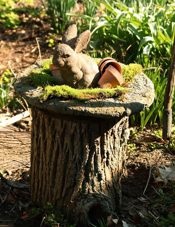 Фигурка кролика на старом пне