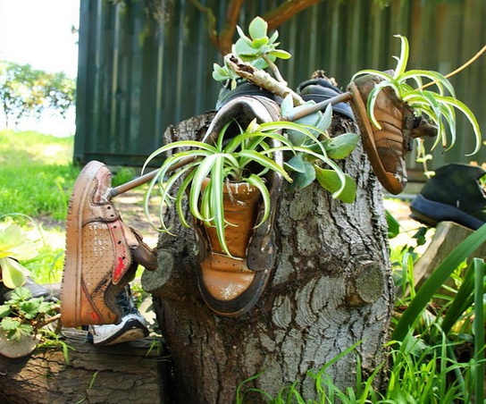 Старая обувь как украшение сада
