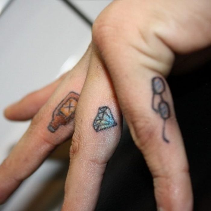 Современные маленькие рисунки тату на пальцах