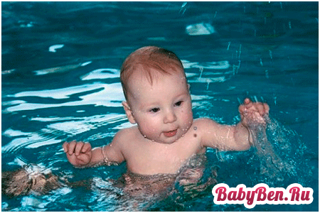Малыш плещется в воде