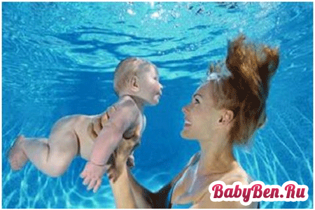 Мама учит плавать ребенка