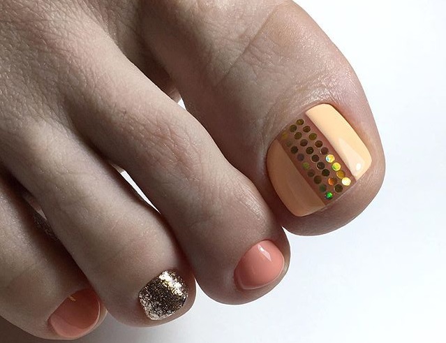 Fashionable pedicure with sparkles and rhinestones: ideas 2021-2022