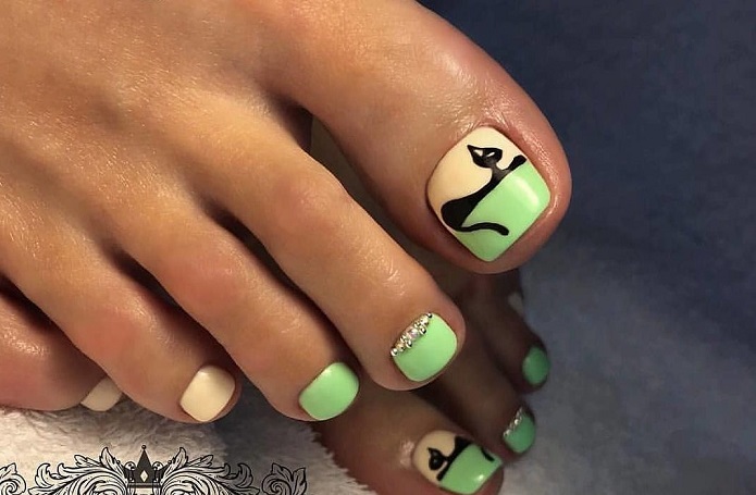 Fashionable, strong pedicure for spring: ideas 2021-2022
