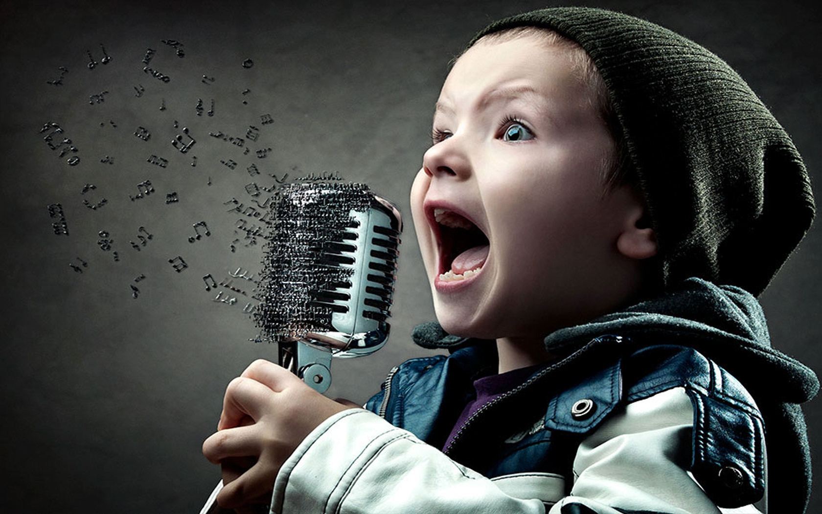 Мальчик с микрофоном. Ребенок с микрофоном. Малыш с микрофоном. Дети поют. Отсутствие музыкального слуха
