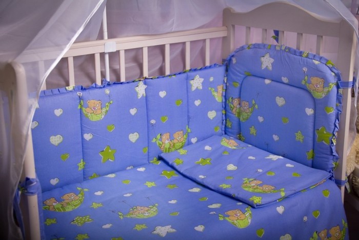 Бортики и постель для малыша красивого синего цвета