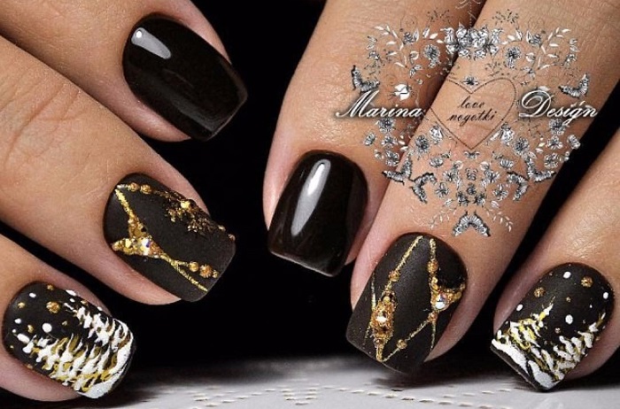 New Year's manicure ideas 2022 with beautiful pattern