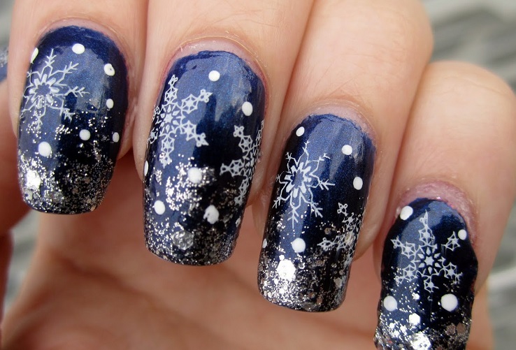 New Year's ideas manicure 2022 with snowflakes