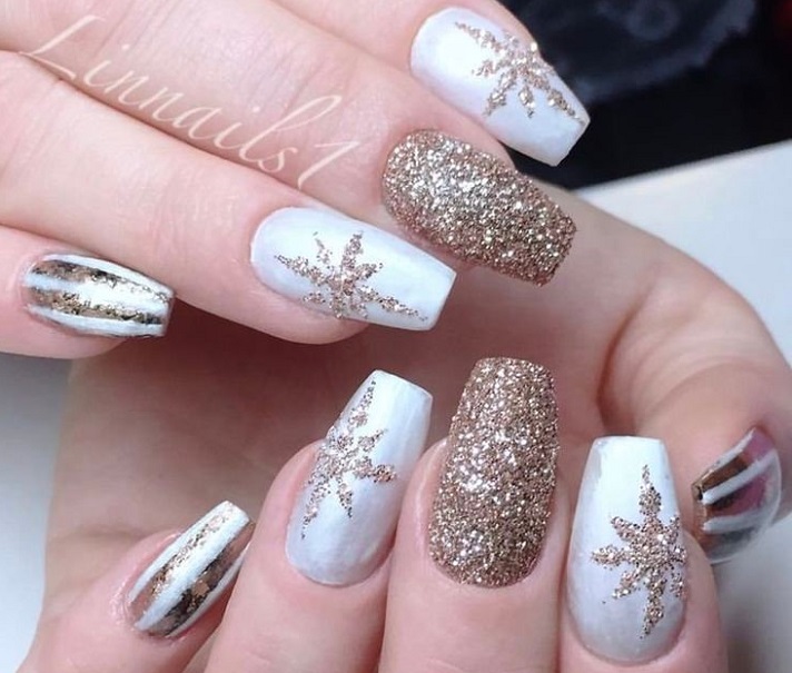 New Year's ideas manicure 2022 with gold