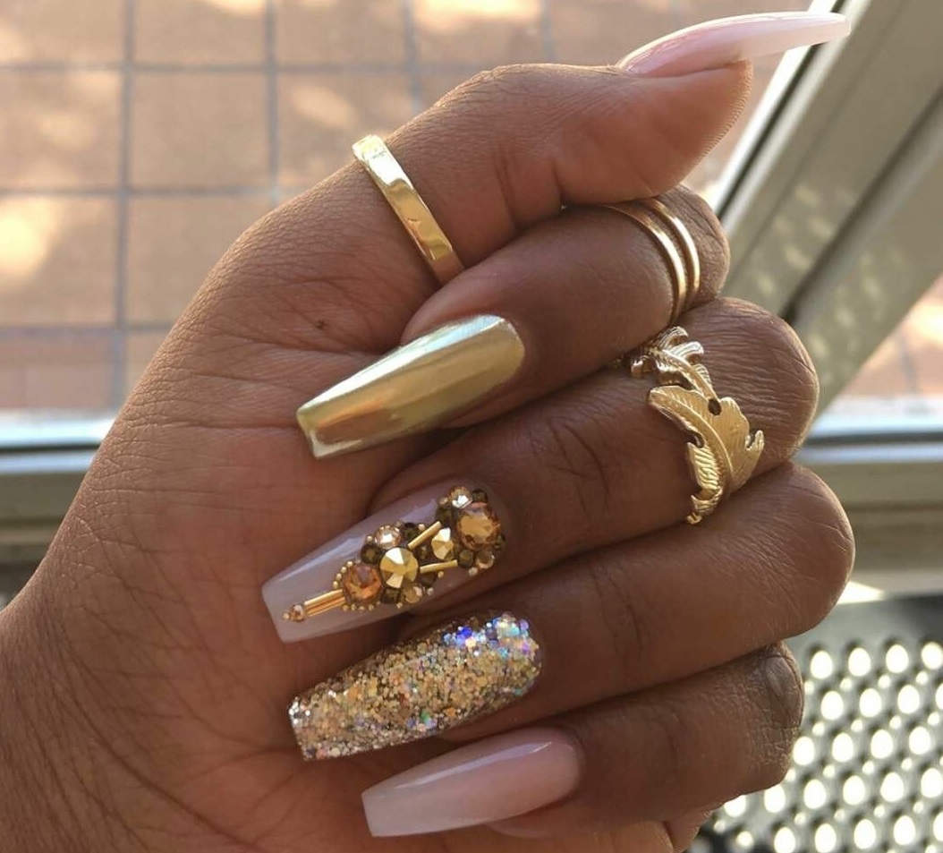New Year's ideas manicure 2022 with gold