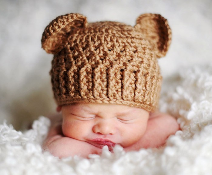 Вязаные шапочки для новорожденных спицами: схемы и мастер-класс от опытных рукодельниц