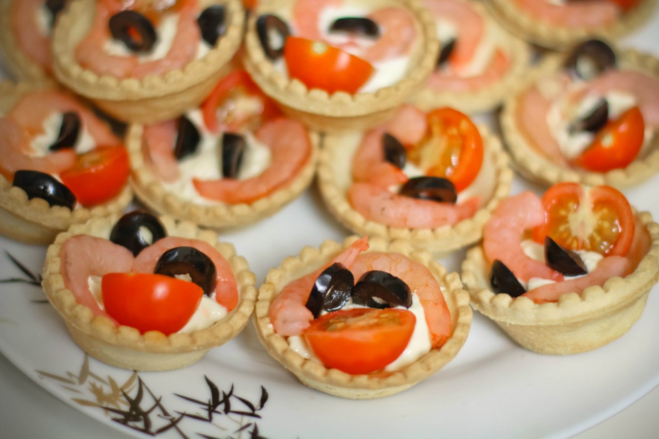 Snack tartlets with fish for a festive table for birthday, New Year: ideas, recipes with photos, decorations. Recipes of salads with fish for tartoil filling