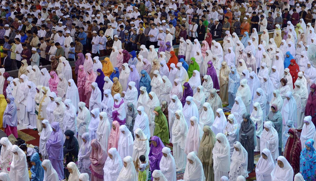 Indonesian Muslims hold prayers on the first night of the holy month of Ramadan at the Istiqlal mosque in Jakarta on July 9, 2013. Islam's holy month of Ramadan is celebrated by Muslims worldwide marked by fasting, abstaining from foods, sex and smoking from dawn to dusk for soul cleansing and strengthening the spiritual bond between them and the Almighty.   (Adek Berry/Getty Images)