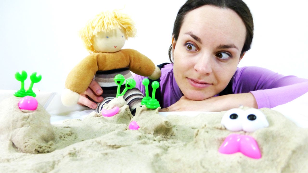 Мама игрушек видео. Тетя играет в игрушки. Игры в песке с куклами. Видео игрушки в кинетическом песке. Игрушки с ютуба.