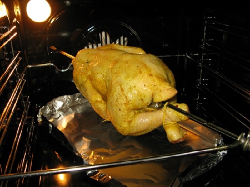 Установите под курицу протвинь, чтобы туда стекал весь жир и сок