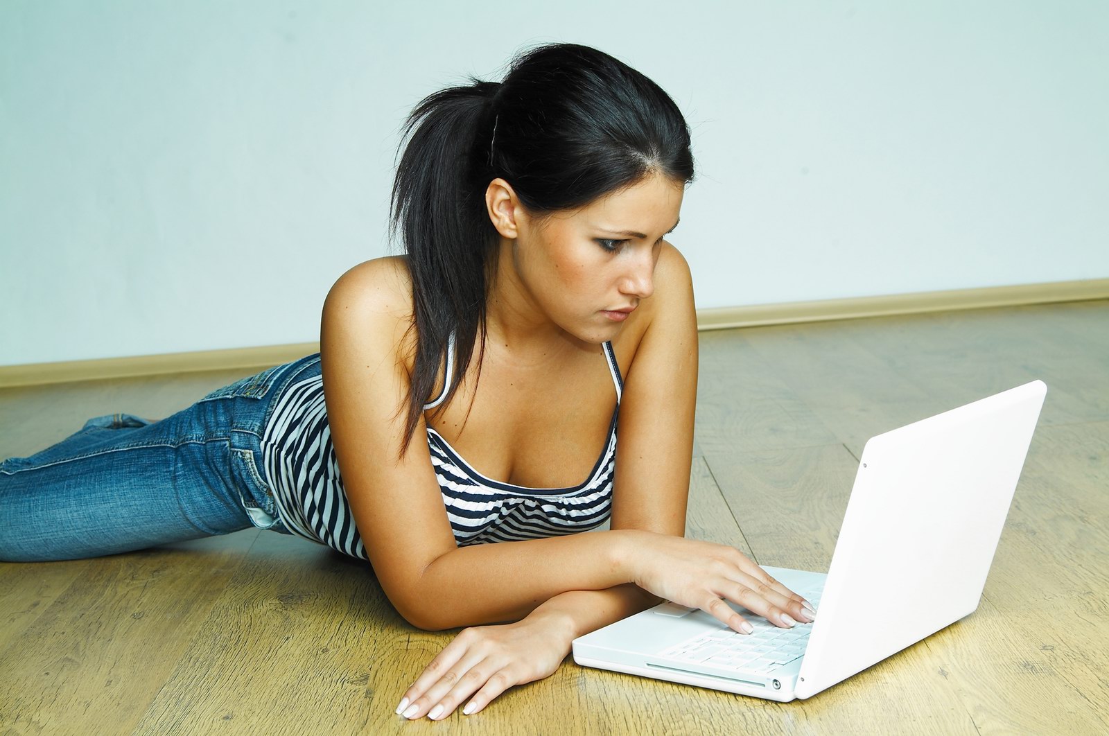 1516-Girl and-Laptop1