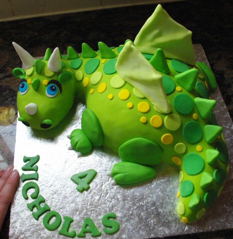 Новогодний торт в виде дракона