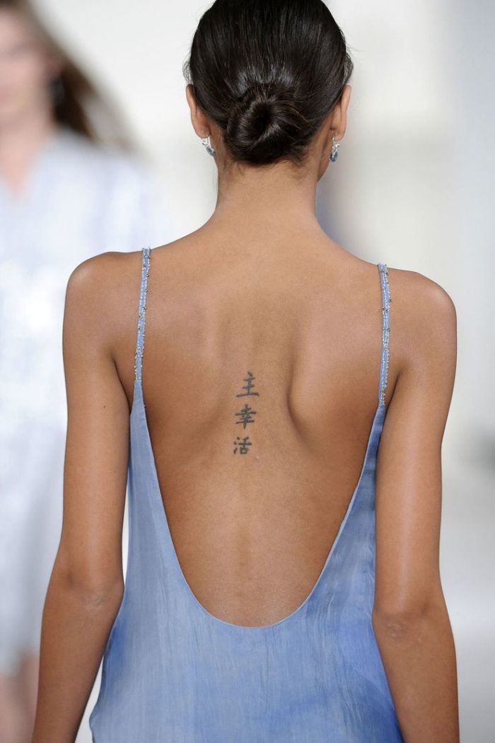 Маленькая татуировка для девушек на спине