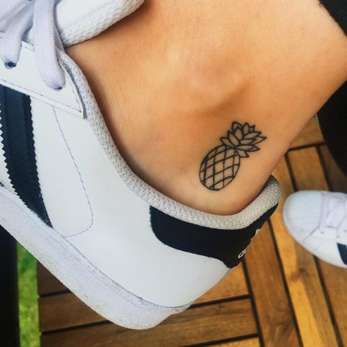 Маленькая татуировка для девушек на ноге