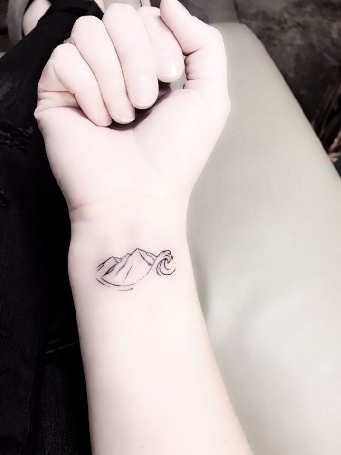 Маленькая татуировка для девушек на руке 