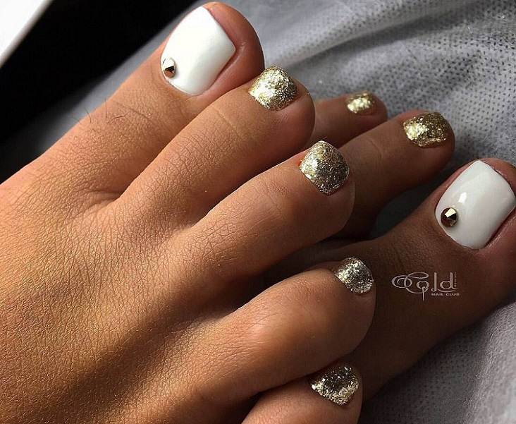 Ideas of wedding pedicure in 2021-2022 in bright colors