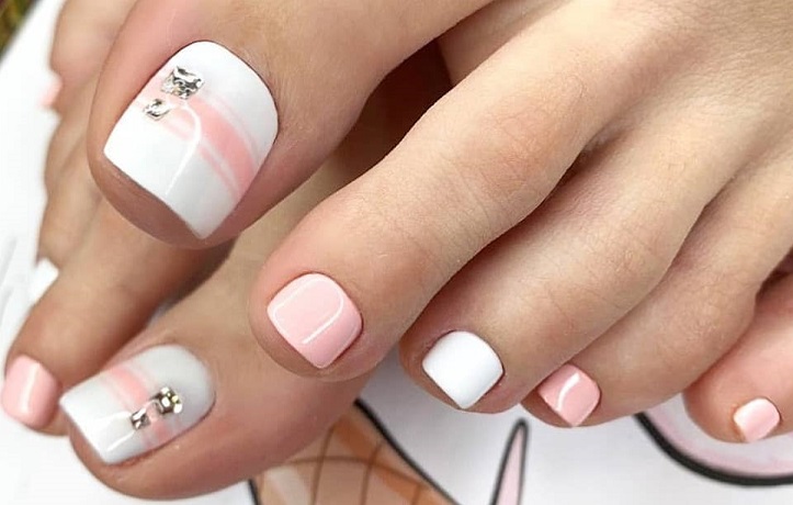 Pedicure in white tones with pink
