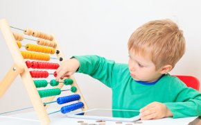 Razvoj poslove za djecu 5-6 godina: razvoj matematičkih sposobnosti, govora, pažnje i pamćenja, razmišljanja, fizički, kreativni razvoj, kao i razvoj plitko pokretljivost ruke. Zanimljiva informacija na okoliš, kao i razvoj socijalnih vještina preschooler