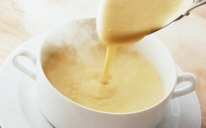 วิธีการเตรียม Kissel นมที่บ้าน: สูตรอาหาร นมผงที่มีประโยชน์คืออะไรแคลอรี่?