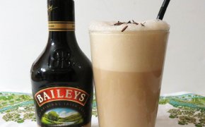С чем пьют ликер Бейлиз? Лучшие рецепты коктейлей, напитков, кофе с ликером Бейлиз: описание. Какие бокалы, закуску подают для ликера Бейлиз?